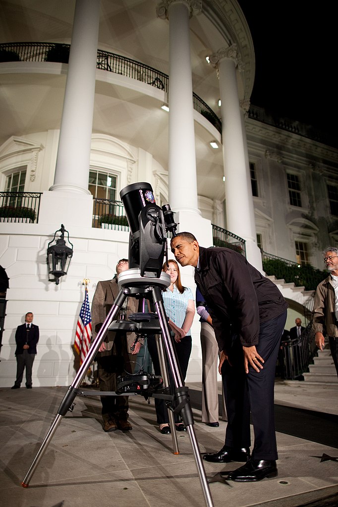 Barack Obama obserwuje przez teleskop Celestron SCT (PD)