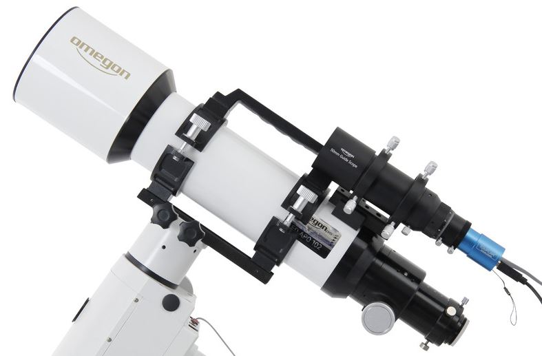 Zdjęcie przedstawia lunetkę guidującą zamocowaną równolegle do teleskopu. Niebieska kamera jest ustawiona na gwiazdę prowadzącą. Przekazuje ona impulsy sterujące do montażu za pośrednictwem podłączonego komputera.