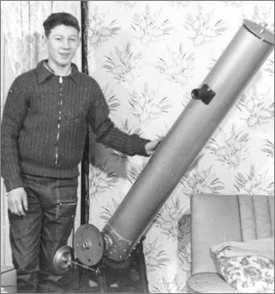 Barry Pemberton w roku 1961 ze swoim pierwszym samodzielnie skonstruowanym teleskopem
