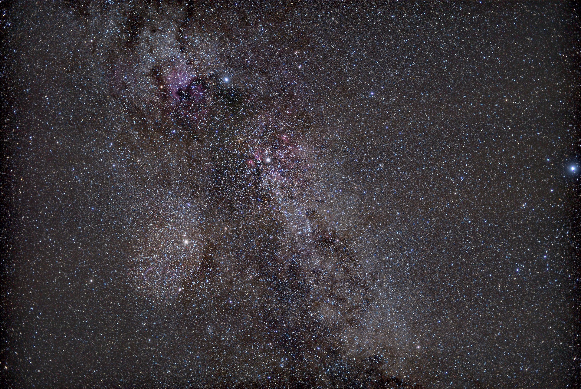 Letnia Droga Mleczna w gwiazdozbiorze Łabędzia z niezliczonymi obiektami głębokiego nieba. Naświetlanie: 50x60 sekund, stackowanie: Sequator, obróbka: Adobe Photoshop. Fot. Marcus Schenk i Sebastian Brummer