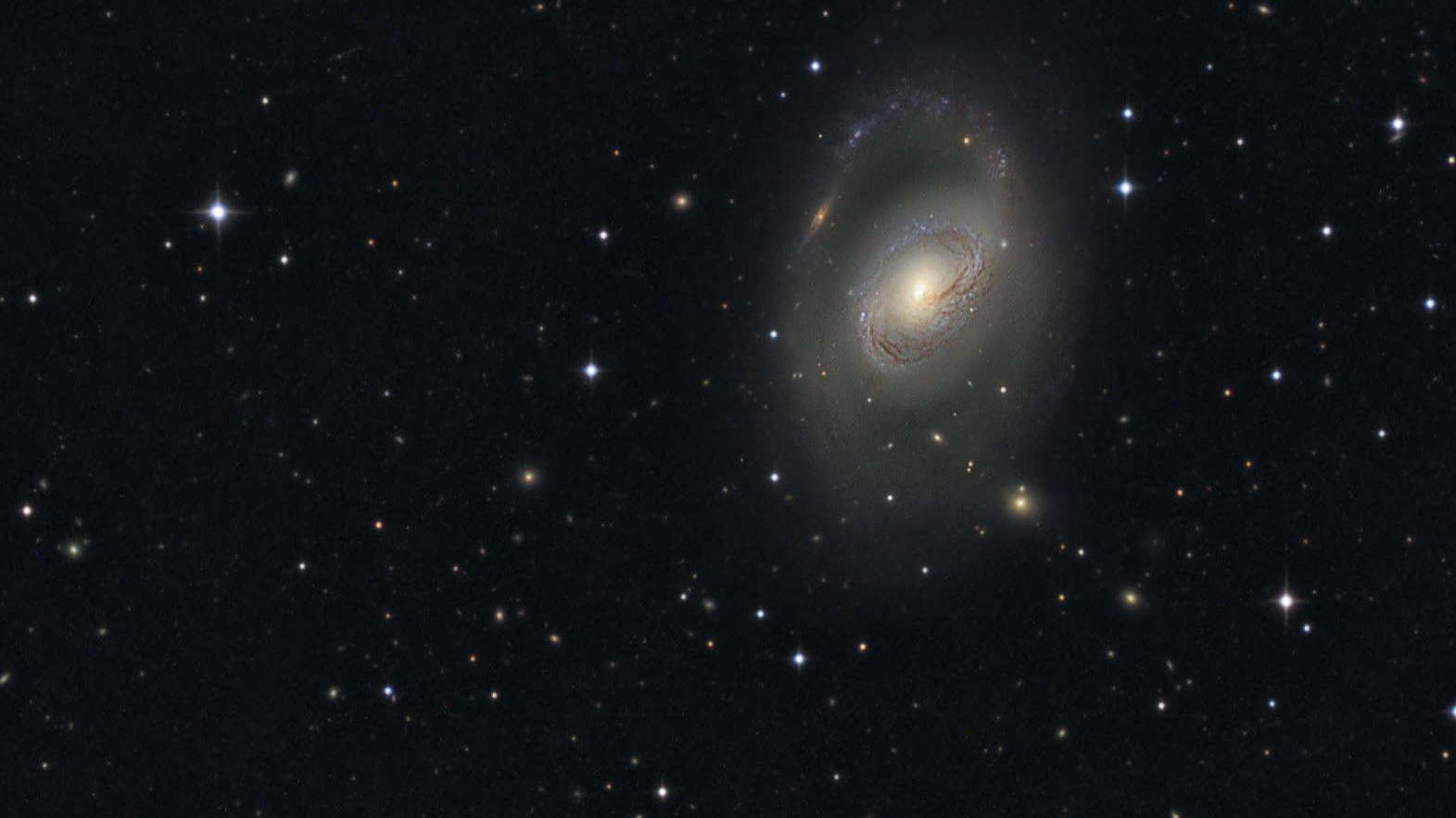 M96 jest najjaśniejszym członkiem grupy galaktyk o tej samej nazwie... Stefan Heutz, Wolfgang Ries / Johannes Schedler / CCD Guide