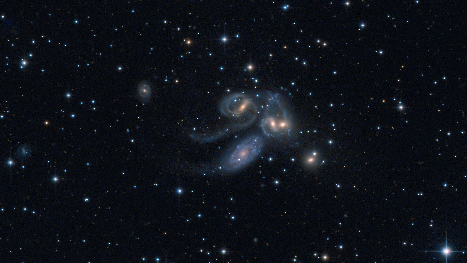 Kwintet Stephana: NGC 7320C (u góry po lewej), NGC 7319, NGC 7318B i NGC 7318A, oraz NGC 7217 (na dole po prawej). NGC 7320 (na dole po lewej) nie należy do grupy. Wolfgang Promper