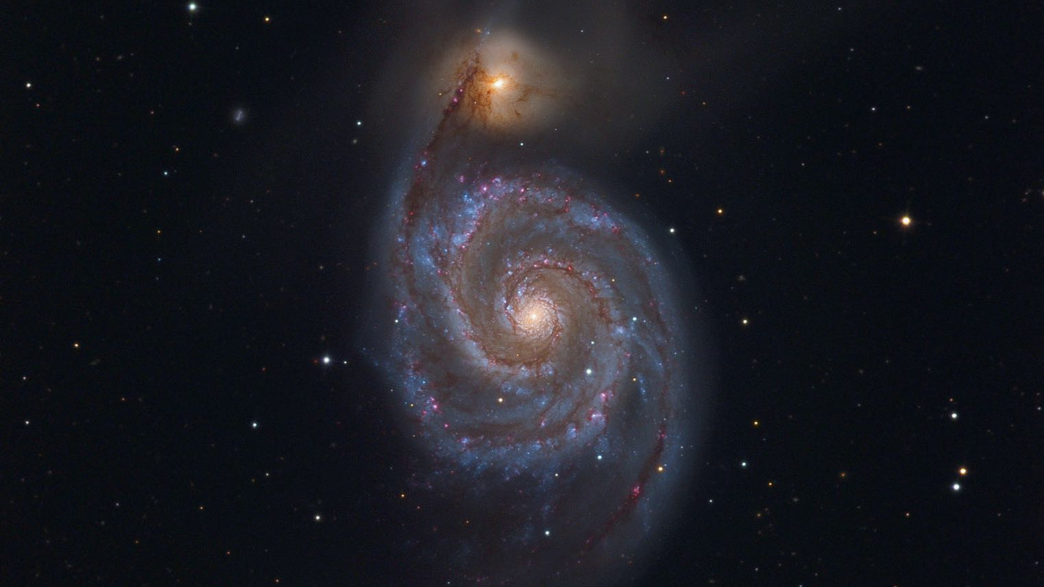Galaktyka M51 w gwiazdozbiorze Psów Gończych to jedna z najbardziej efektownych galaktyk nieba wiosennego. Johannes Schedler / CCD Guide