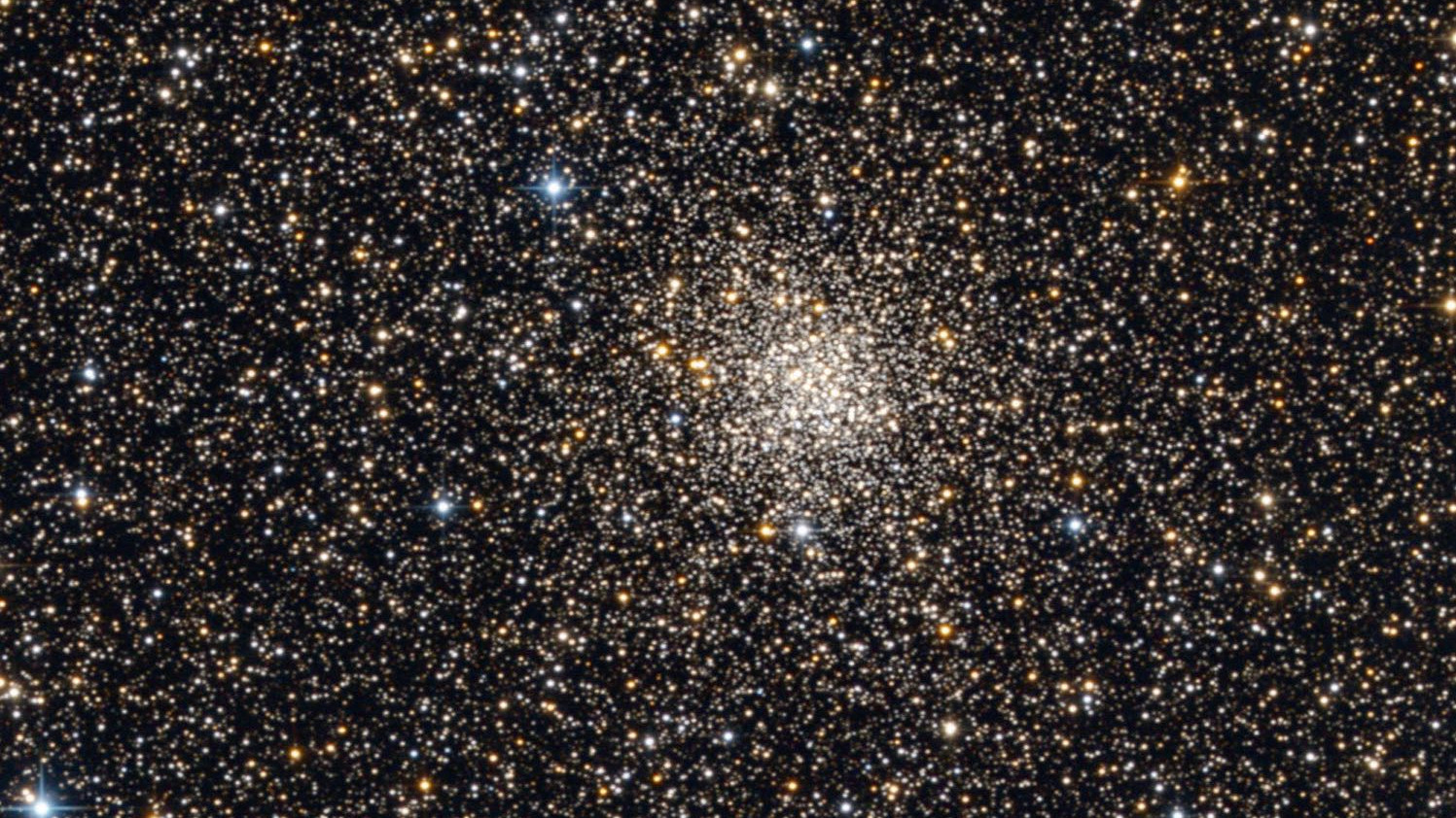 Zdjęcie gromady kulistej Messier 71 wykonane za pomocą 12-calowego teleskopu Newtona. Bernhard Hubl / CCD Guide