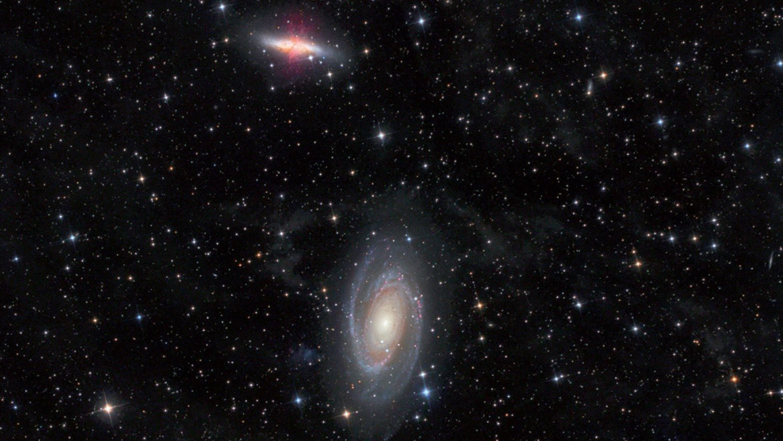 Zdjęcie galaktyk M81 i M82 w gwiazdozbiorze Wielkiej Niedźwiedzicy wykonane za pomocą 4,5-calowego teleskopu Newtona przy ogniskowej 440mm. Michael Deger / CCD Guide