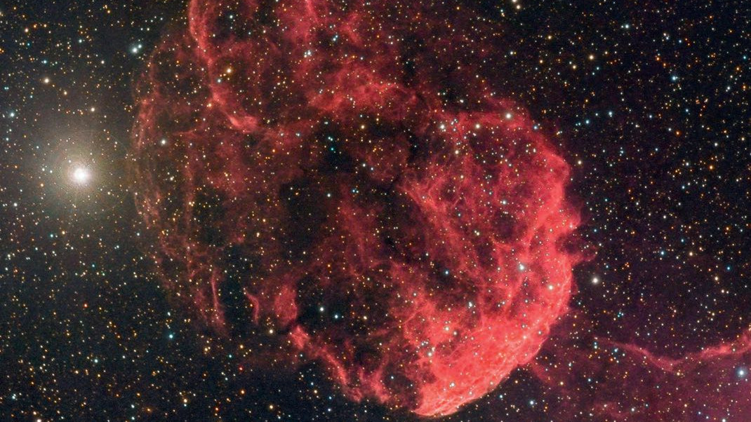 IC 443 jest pozostałością po supernowej dostępną do obserwacji wizualnych. Rudolf Dobesberger