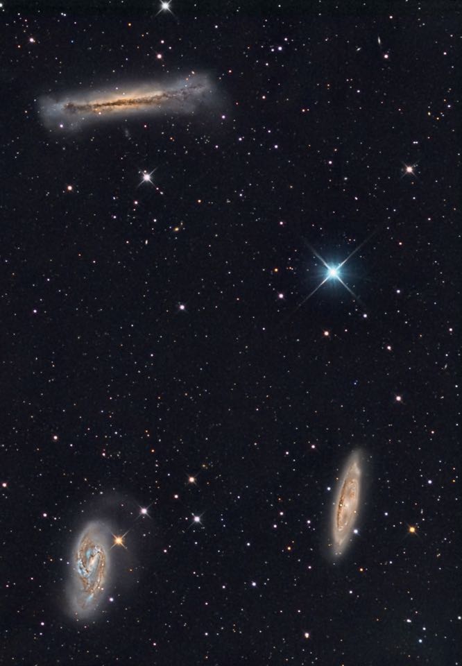 Triplet Lwa: na dole po lewej M66, po prawej M65, u góry NGC 3682. Obserwator miejski nie zobaczy ich jednak tak wyraźnie. Sven Junge