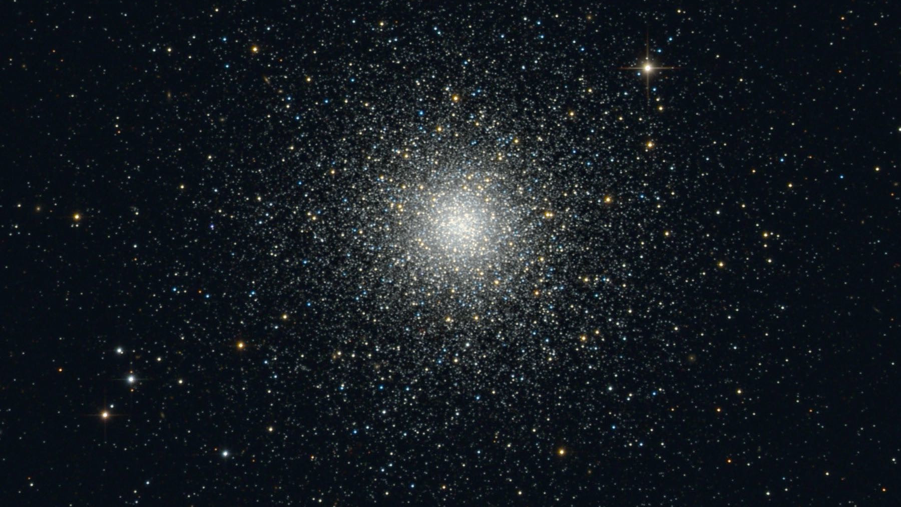 Gromada kulista M3 w gwiazdozbiorze Psów Gończych. Bernhard Hubl / CCD Guide