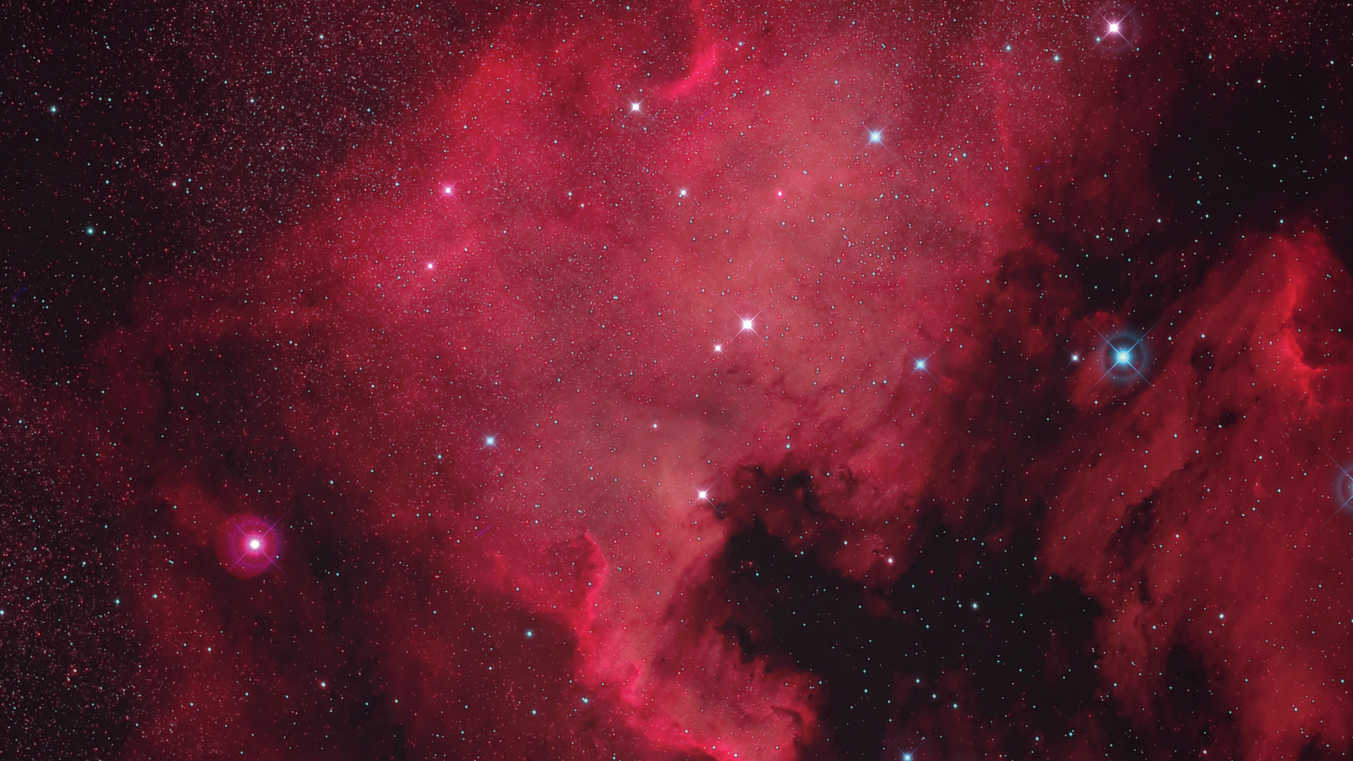 Zdjęcie mgławicy Ameryka Północna (NGC 7000). Obraz sumaryczny składa się z 16 klatek o czasie naświetlania 450 sekund każda (ISO 800; łączny czas naświetlania: 120 minut). Wykonane za pomocą modyfikowanej pod kątem Hα pełnoklatkowej lustrzanki cyfrowej Canon 6D na refraktorze APO o ogniskowej 530mm i aperturze 106mm. Obróbka: DeepSkyStacker i Photoshop; Spajki dodane ze względów czysto estetycznych. U. Dittler
