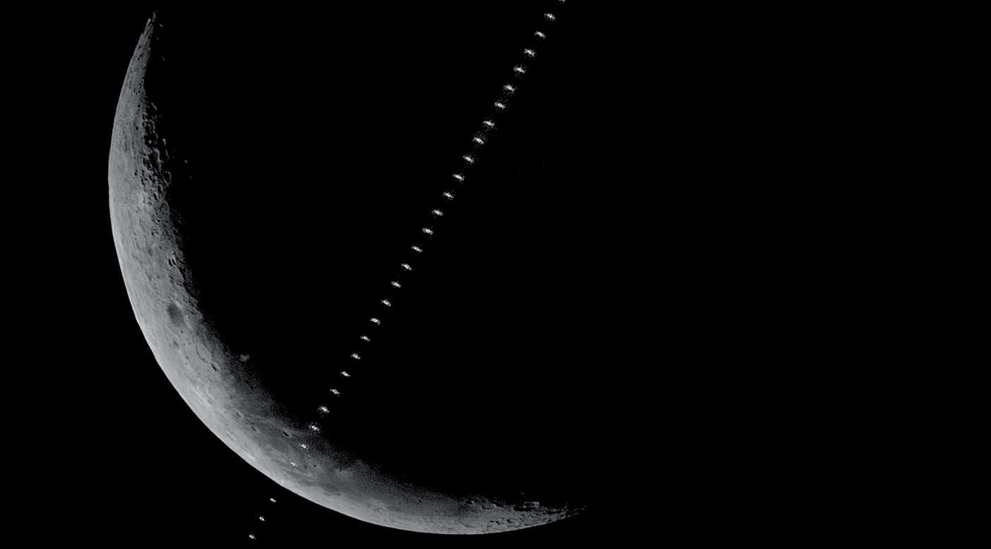 W godzinach południowych 20.06.2017 można było sfotografować nad Szwarcwaldem tranzyt Międzynarodowej Stacji Kosmicznej ISS na tle Księżyca krótko przed nowiem. Tranzyt miał miejsce o godzinie 13:56:09 MESZ, gdy Księżyc widoczny był na wysokości 36 stopni nad horyzontem w kierunku SW. Odległość ISS o jasności 1,9mag od miejsca obserwacji wynosiła 662,8 km, tranzyt trwał 1,3 sekundy, a Stacja miała małe rozmiary kątowe. Warunki obserwacyjne były bardzo niekorzystne: wysoka wilgotność powietrza przełożyła się na wzrost zachmurzenia, a obserwacje dodatkowo utrudniał porywisty wiatr. Zdjęcie jest składanką z 51 klatek (Photoshop). U. Dittler