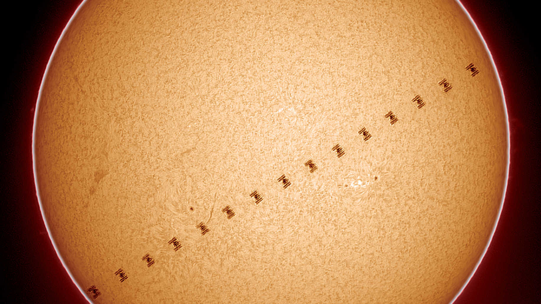 Uwieczniony w świetle Hα tranzyt Międzynarodowej Stacji Kosmicznej ISS, który miał miejsce 17.06.2017 o godz. 18:57:03, gdy Słońce znajdowało się na wysokości 64,7 stopnia. Odległość ISS od miejsca obserwacji wynosiła 451,6 kilometra, tranzyt trwał 0,6 sekundy, a rozmiary kątowe stacji kosmicznej były odpowiednio duże. Zdjęcie zostało wykonane za pomocą Coronado Solarmax60 i jest składanką 16 klatek. U. Dittler