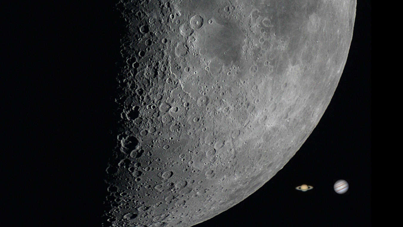 Porównanie rozmiarów kątowych Księżyca i planet: na zdjęciu przedstawiamy Księżyc, który ma na niebie średnicę około 0,5°. Obok niego Jowisz, największa planeta Układu Słonecznego, o średnicy kątowej od 30" do prawie 50", oraz "Władca Pierścieni" - Saturn. U. Dittler