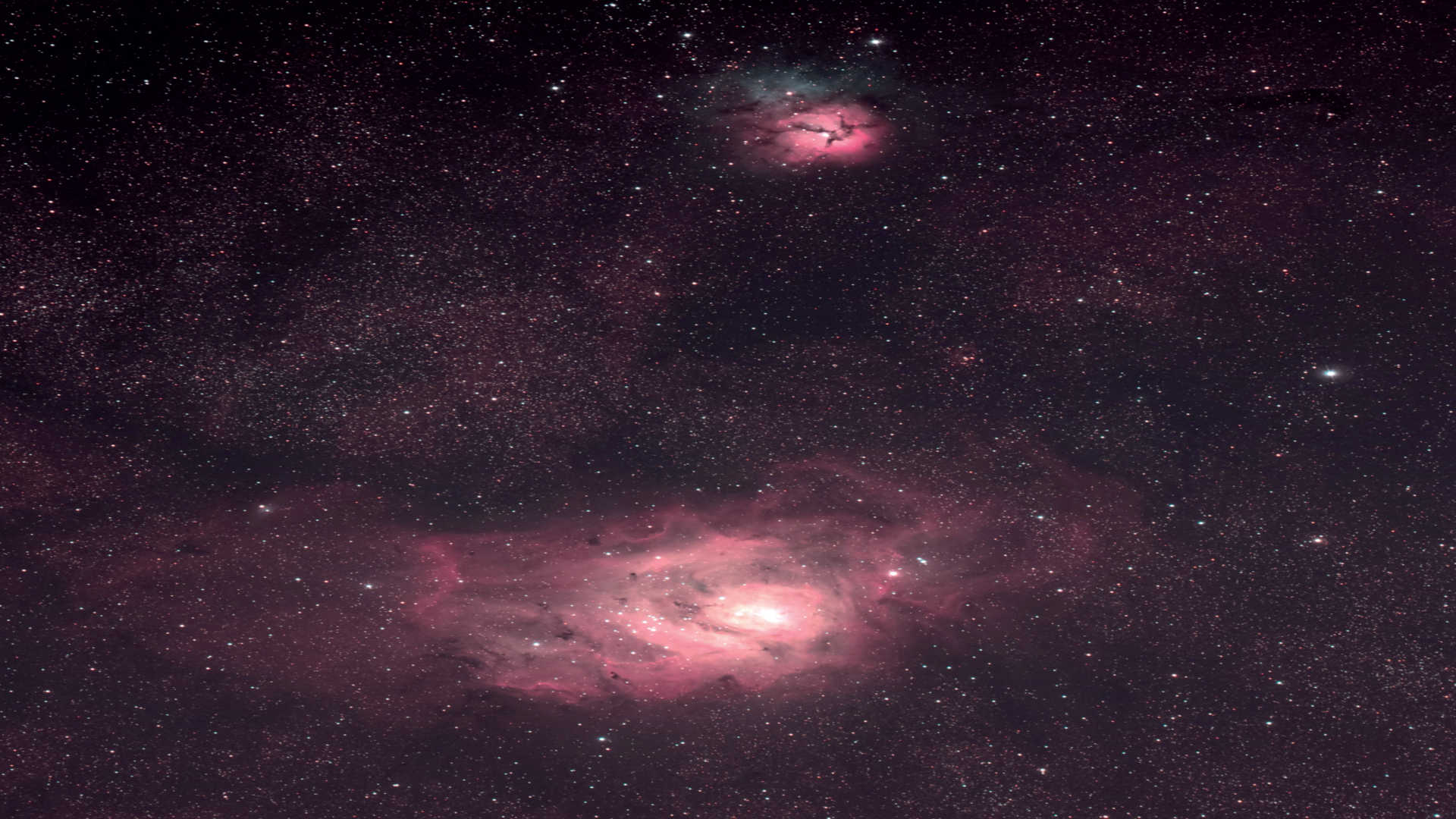 Mgławica Laguna (Messier 8) oraz mgławica Trójlistna Koniczyna (Messier 20). Zdjęcie wykonano za pomocą astrografu na montażu paralaktycznym. Obraz sumaryczny składa się z ośmiu ekspozycji o czasie naświetlania 450 sekund każda.