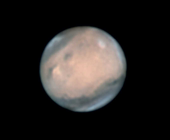 Zdjęcie Marsa wykonane w dniu 20.05.2016 za pomocą 10-calowego teleskopu Newtona, soczewki barlowa i ZWO ADC przy f=4800mm. Rejestracja kamerą ASI120M z filtrami RGB. Obraz sumaryczny składa się z 5000 wybranych z serii 11000 klatek. Volker Heinz