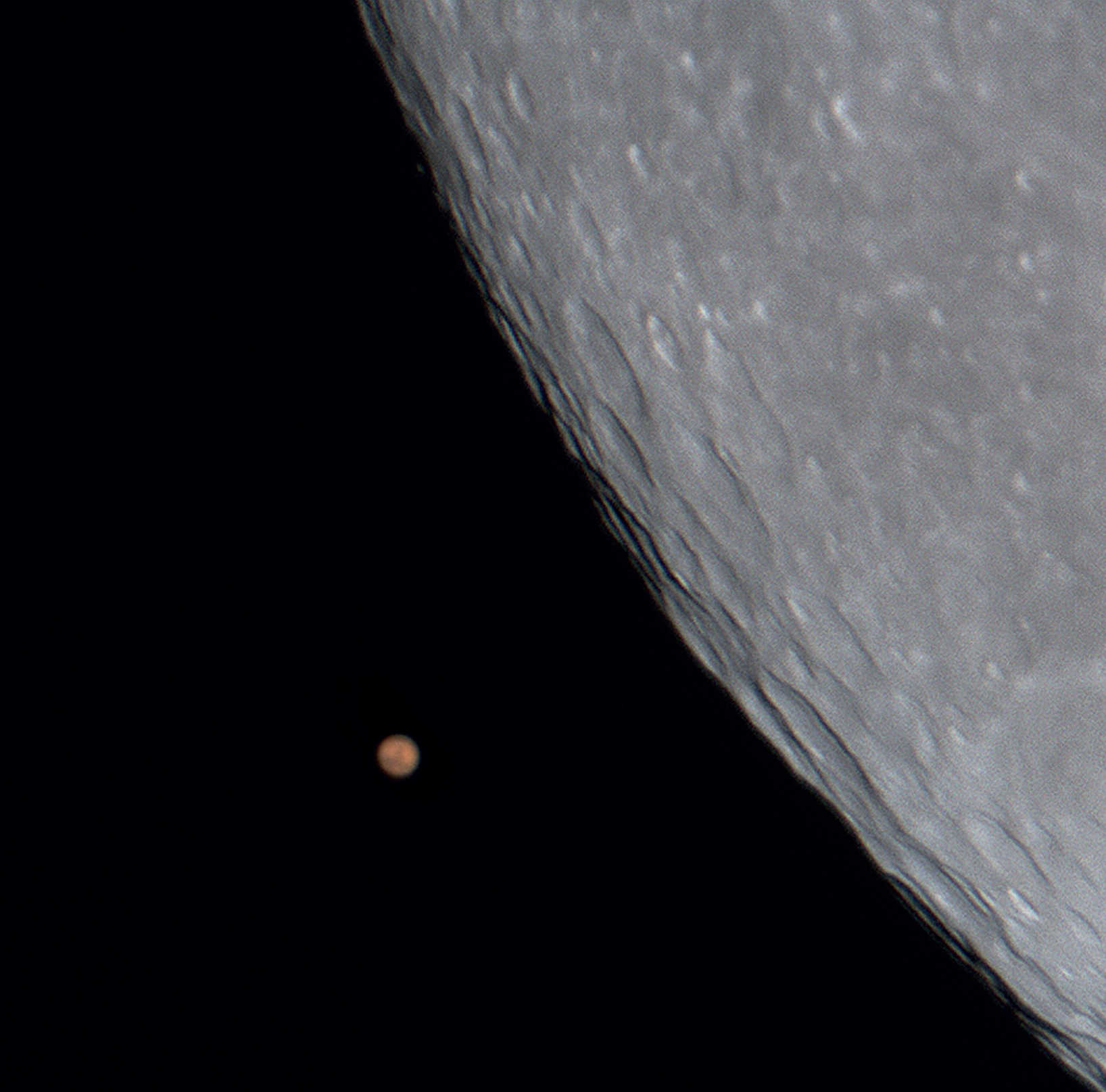 Zakrycie Marsa przez Księżyc w dniu 24.12.2007. Zdjęcie wykonane  astrokamerą przez SCT o aperturze 200mm i ogniskowej 2000mm. U. Dittler