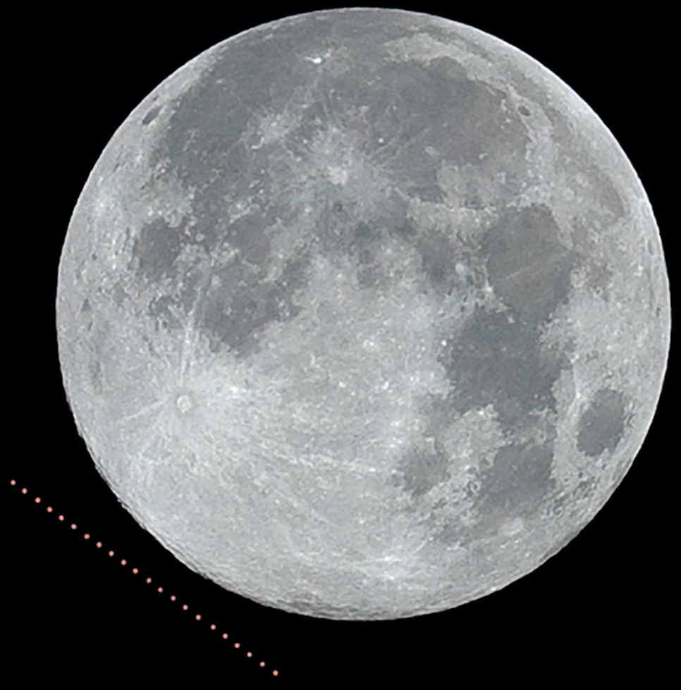 Nawet jeśli nie dojdzie do zakrycia planety przez Księżyc, bliskie spotkanie dwóch ciał niebieskich może być ekscytującym wyzwaniem fotograficznym. Oto dokumentacja wykonana lustrzanką cyfrową, pokazująca spotkanie Marsa i Księżyca w dniu 24.12.2007 bez zjawiska zakrycia widocznego z miejsca obserwacji. U. Dittler