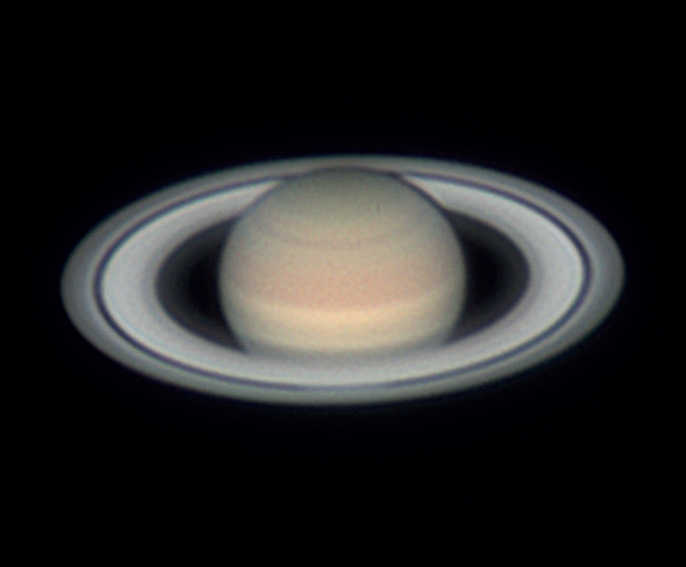 Zdjęcie Saturna wykonane w dniu 20.05.2016 za pomocą 10-calowego teleskopu Newtona, soczewki barlowa i ZWO ADC przy f=4300mm. Rejestracja kamerą ASI290MM z filtrami RGB. Obraz sumaryczny składa się z 3000 klatek wybranych z serii 6000 klatek. Volker Heinz