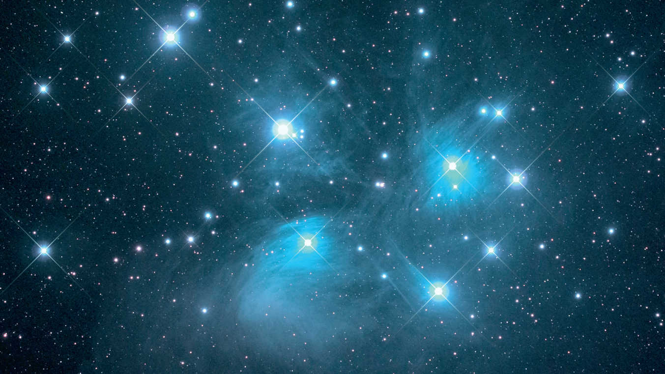 "Szpileczki" gwiazd do samych narożników zdjęcia to cel astrofotografii. Do wykonania tego zdjęcia Plejad (Messier 45) wykorzystano refraktor o ogniskowej 530mm (f/5) oraz pełnoklatkową lustrzankę cyfrową. Zdjęcie składa się z 12 ekspozycji o czasie naświetlania 300 sekund każda (przy ISO 1600), co daje całkowity czas naświetlania 60 minut. 