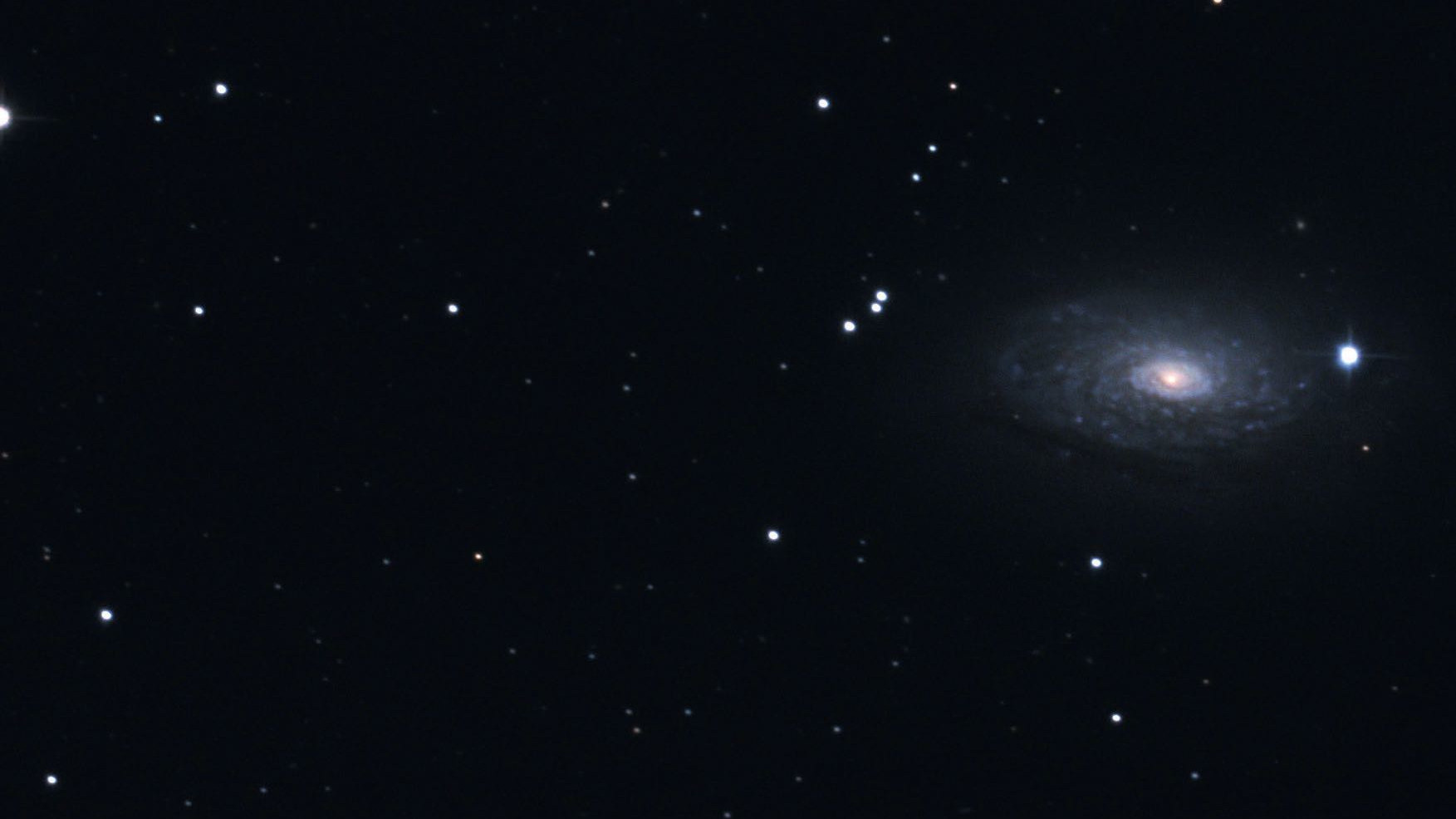 W lornetce prawie jak gwiazda podwójna, ale zdjęcia ujawniają galaktyczną naturę M63. Marcus Degenkolbe
