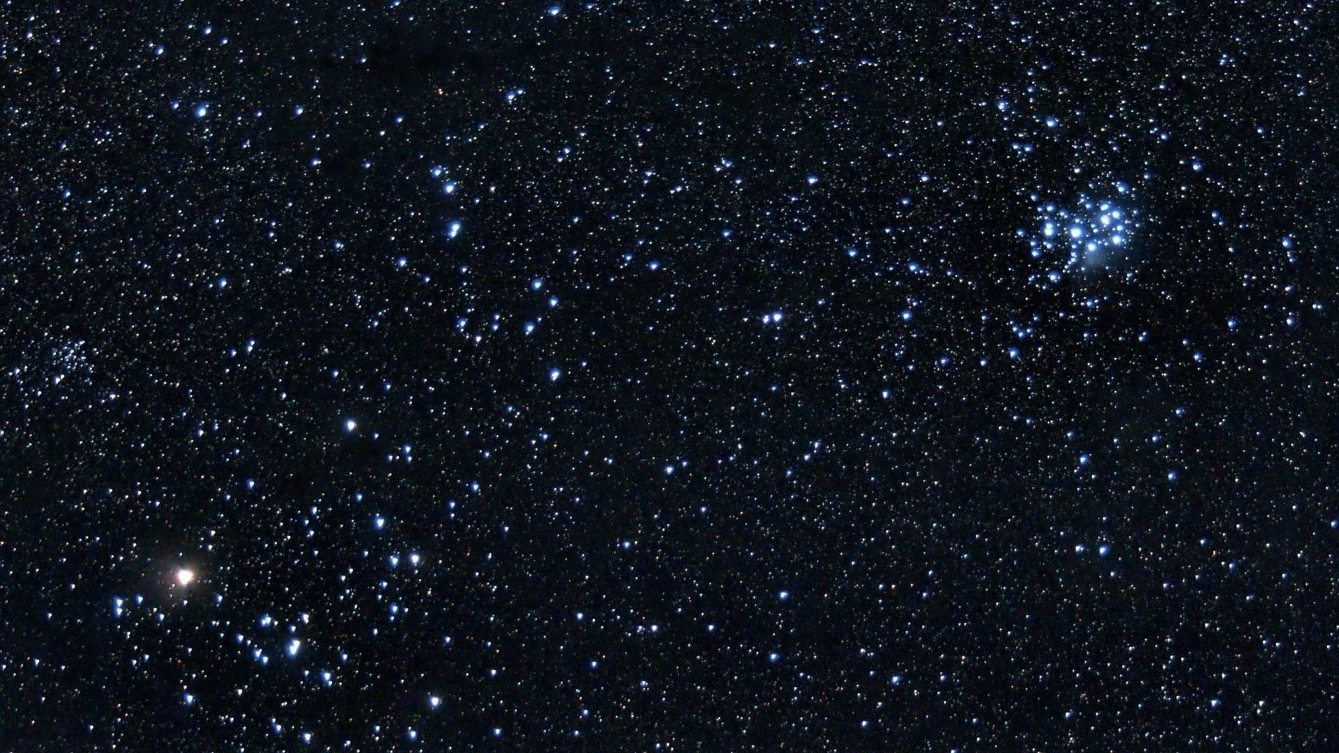 Oprócz Plejad (po prawej) i Hiad z Aldebaranem (jasna gwiazda po lewej) znajdziesz wiele innych gromad gwiazd, jak na przykład NGC 1647 (po lewej nad Aldebaranem). Marcus Degenkolbe