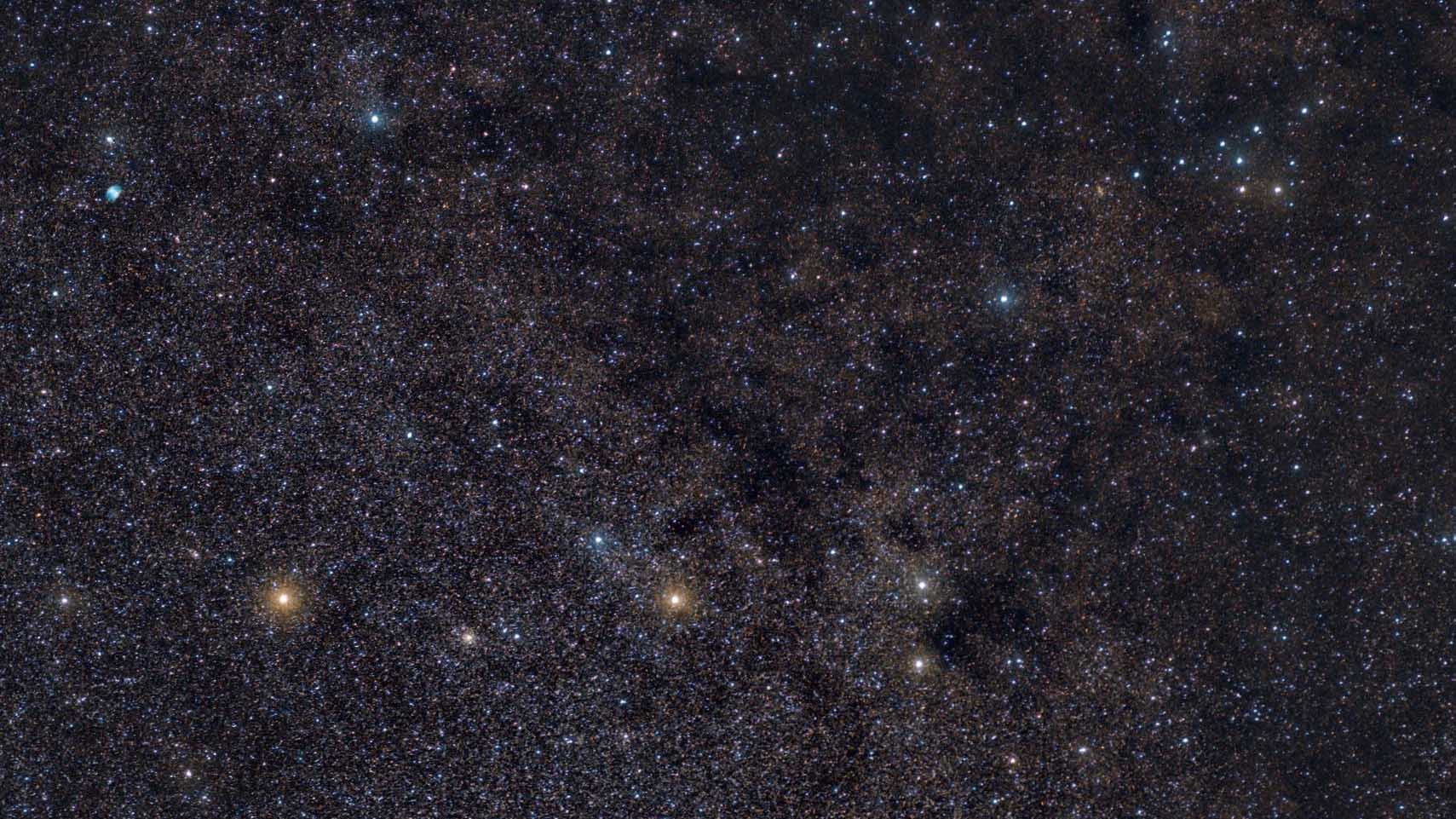 W centrum kadru leżą główne gwiazdy Strzały, u góry po lewej widać M27, a po prawej asteryzm Wieszak. Marcus Degenkolbe