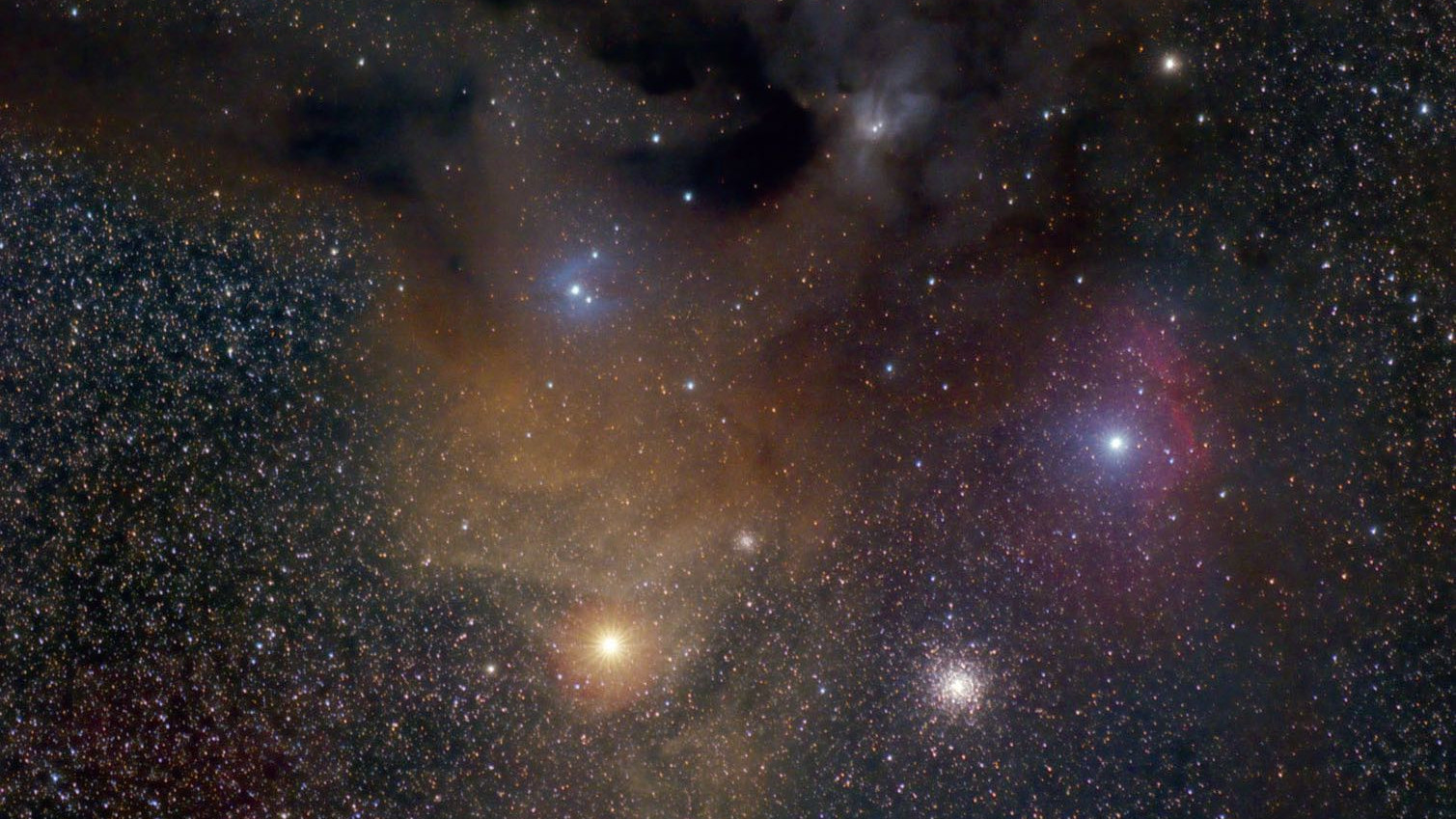 Wielobarwna mgławica Rho Ophiuchi i jej okolica: Antares to jasna, pomarańczowa gwiazda poniżej mgławicy, a z jego prawej strony widać gromadę kulistą M4. Jim Thommes