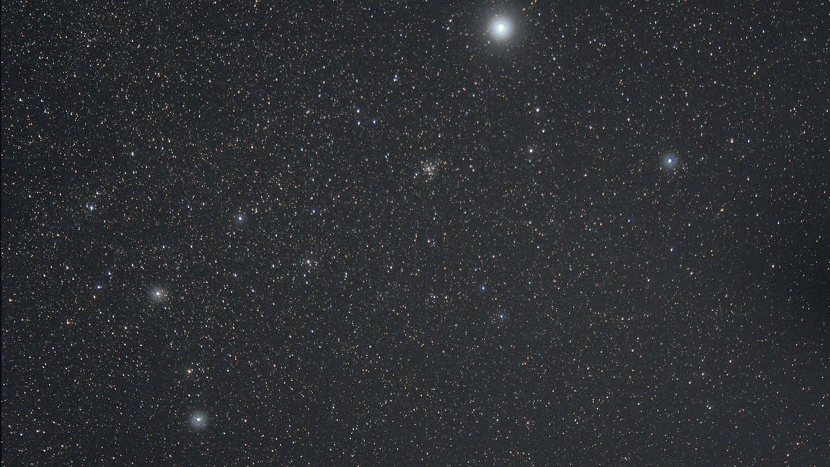 W gwiazdozbiorze Wielkiego Psa leżą, dostępne także dla lornetek, gromady otwarte z różnych katalogów. Rolf Löhr / CCD Guide