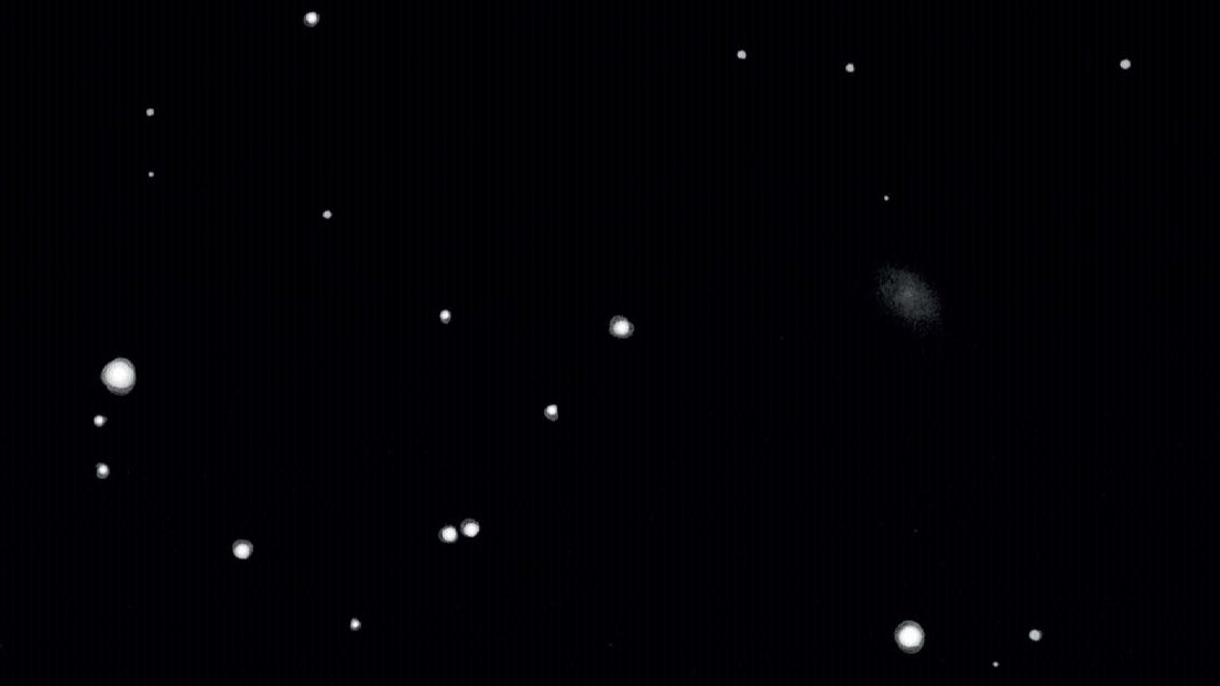 Szkic asteryzmu i gromady gwiazd Collinder 21, która właściwie należy już do gwiazdozbioru Trójkąta. Szkic przedstawia widok w 8-calowym teleskopie Newtona przy powiększeniu 124-krotnym. Uwe Glahn