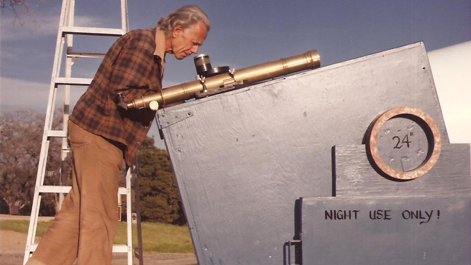 John Dobson i jego 24-calowy teleskop. Fot. Sidewalk Astronomers