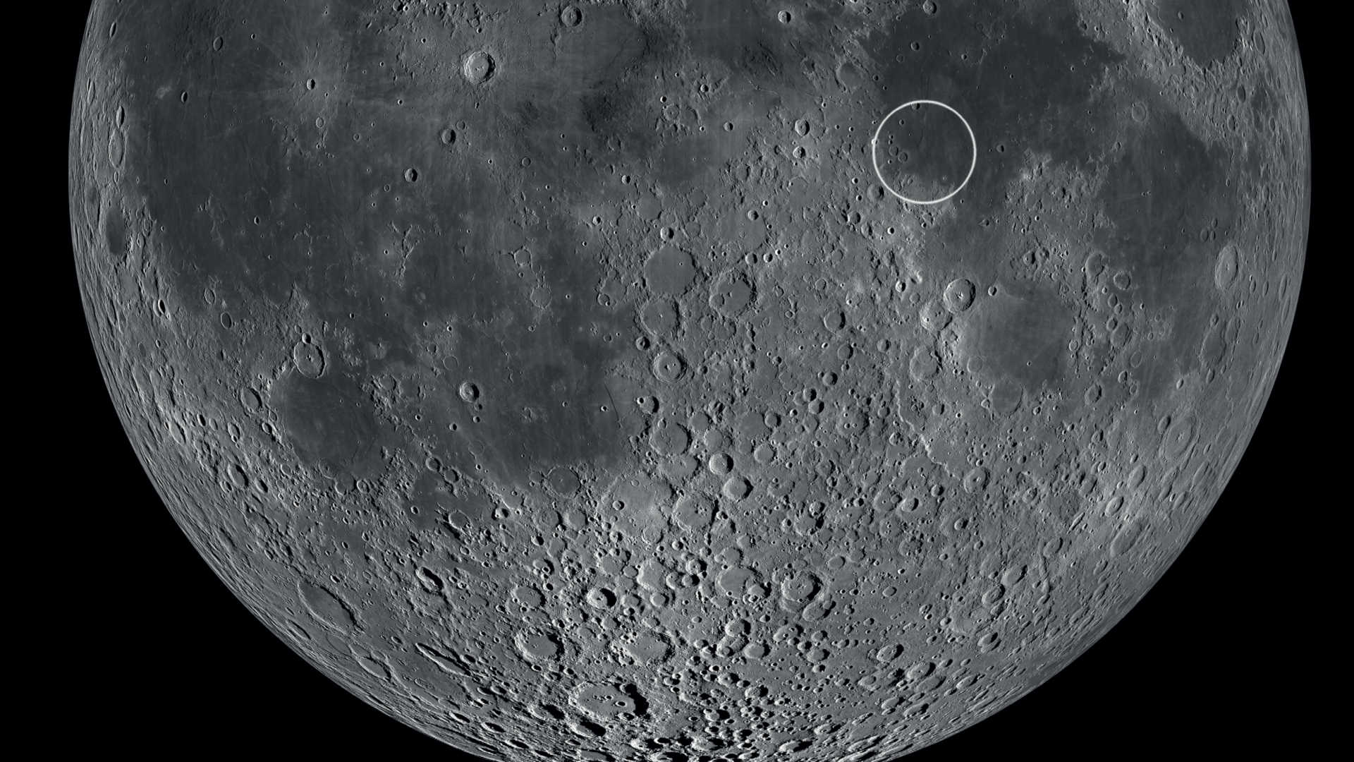 Na południowym zachodzie Mare Tranquillitatis znajduje się miejsce pierwszego załogowego lądowania na Księżycu. NASA/GSFC/Arizona State University