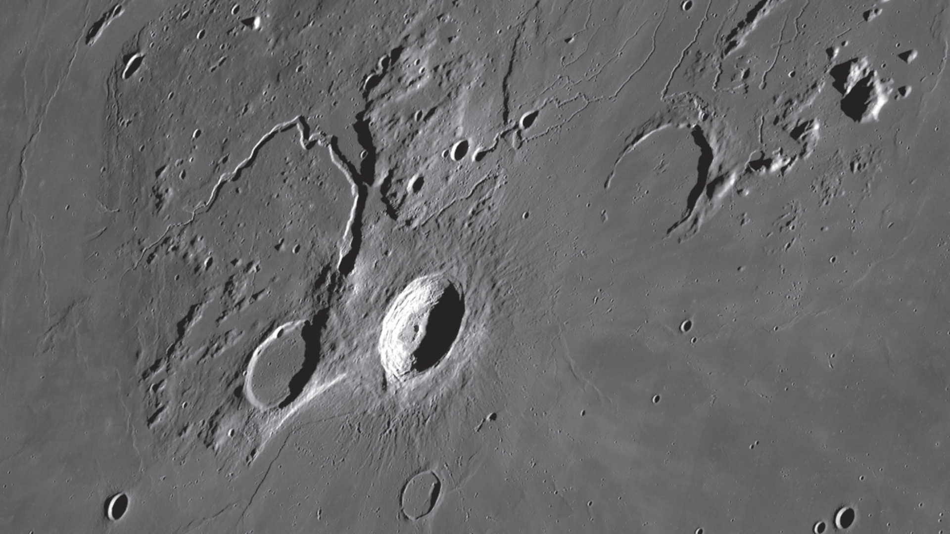 Materiał znajdujący się wewnątrz Aristarchusa jest najjaśniejszą skałą na widocznej stronie Księżyca. NASA/GSFC/Arizona State University