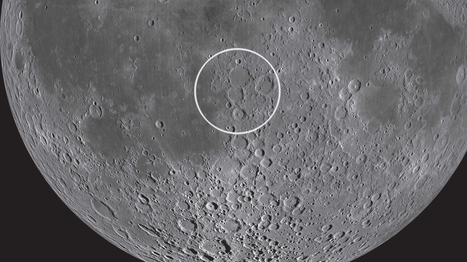 Trio kraterów leży niemal na środku tarczy Księżyca. NASA/GSFC/Arizona State University