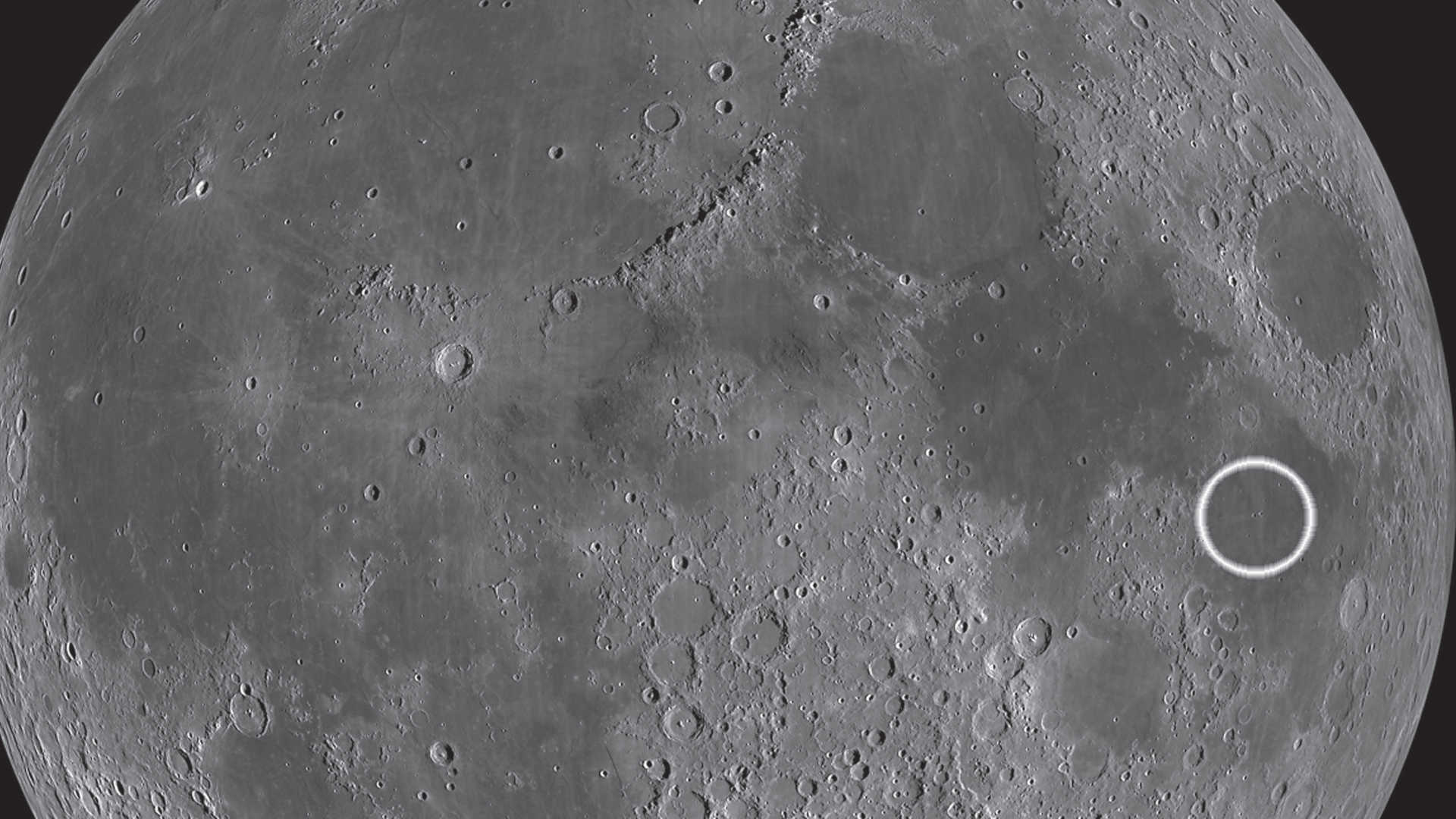 Oba kratery, Messier i Messier A, leżą niemal na środku Mare Fecunditatis. Wydłużony ślad wyrzuconej materii rozciągający się od krateru Messier A jest wyjątkowy. NASA/GSFC/Arizona State University