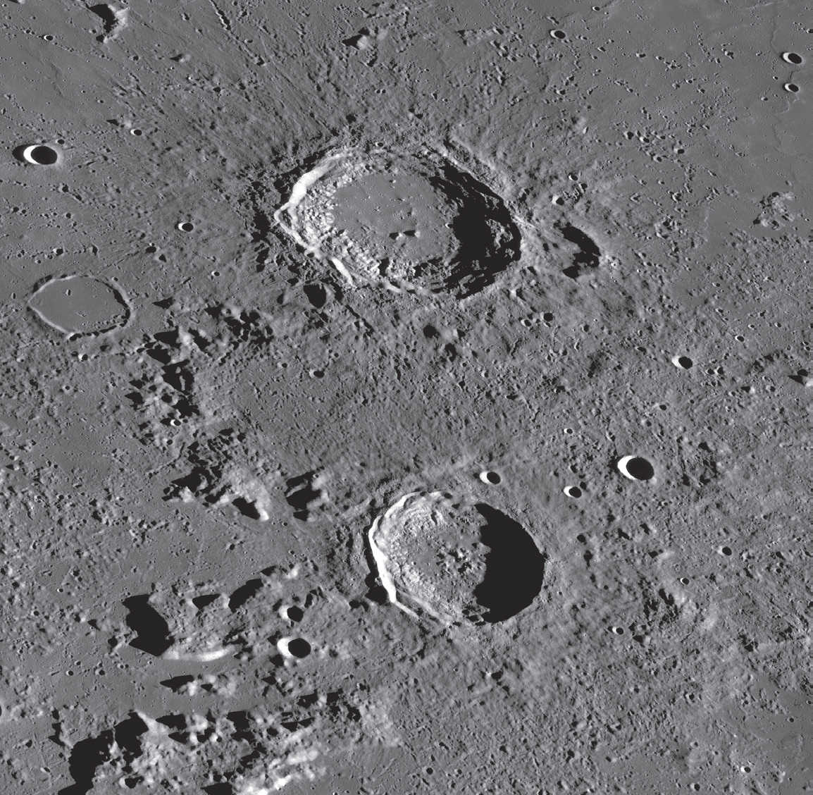 Oba kratery są dobrze zachowane. NASA/GSFC/Arizona State University
