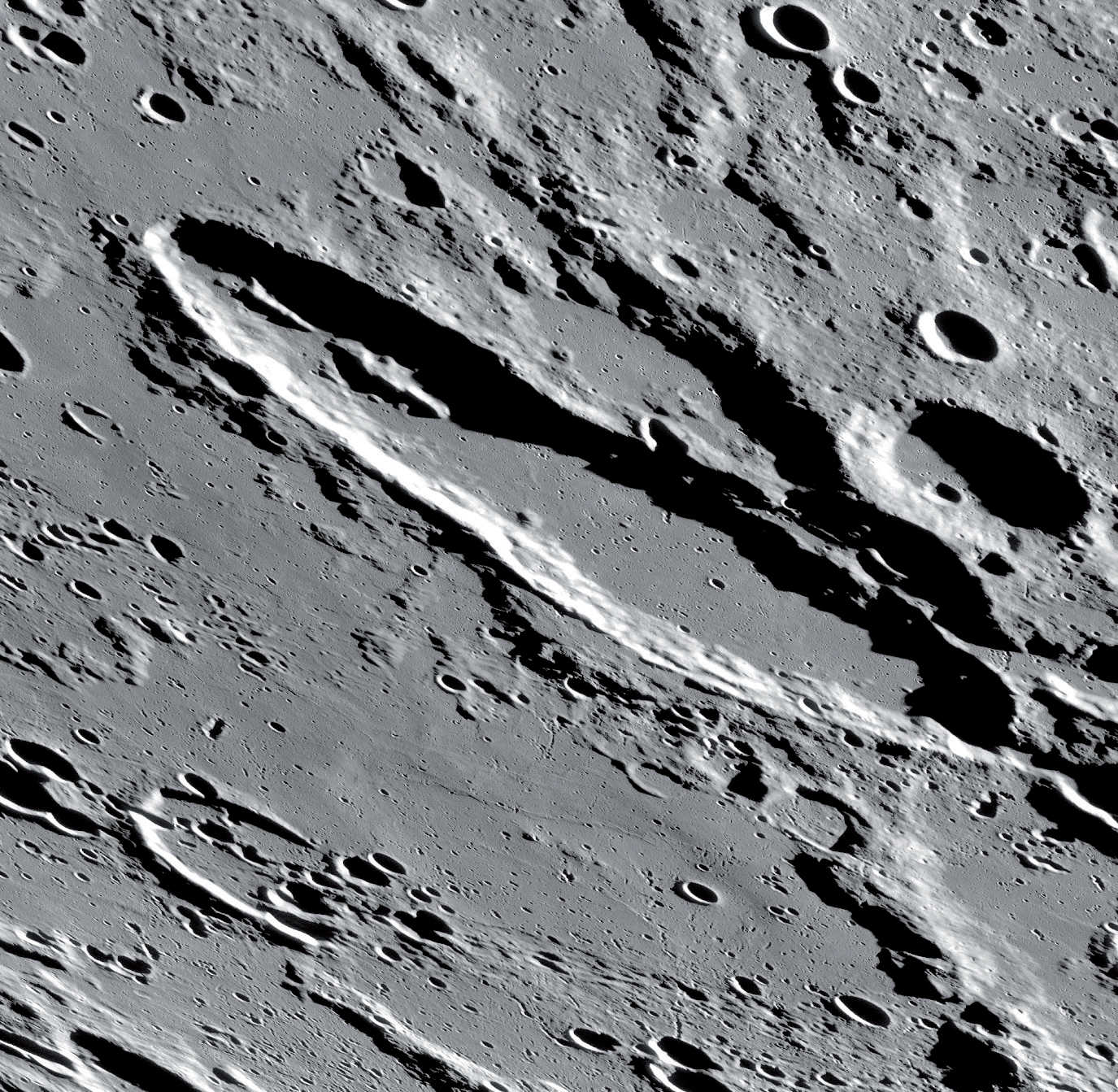 Uwagę zwraca również wydłużony masyw górski w północno-zachodniej połówce krateru. NASA/GSFC/Arizona State University