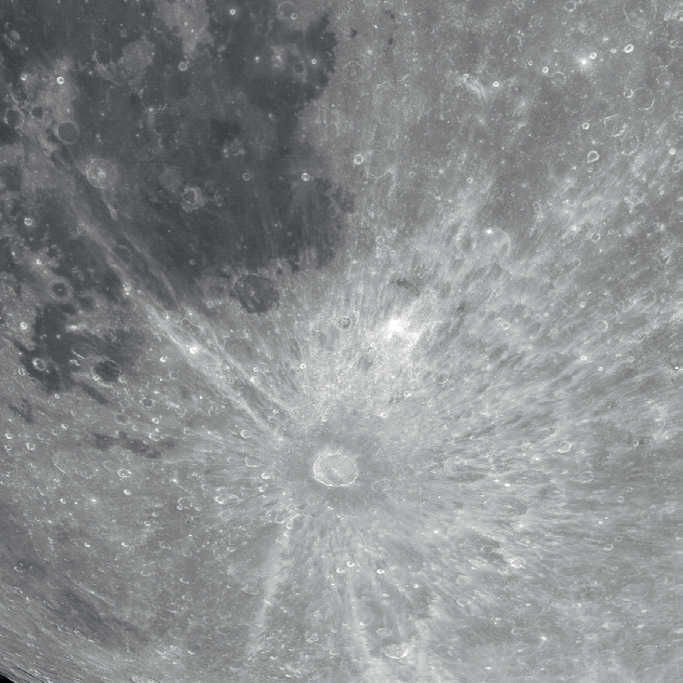 Z 86-kilometrowego krateru Tycho rozciągają się setki drobnych "nitek promieni". Mario Weigand