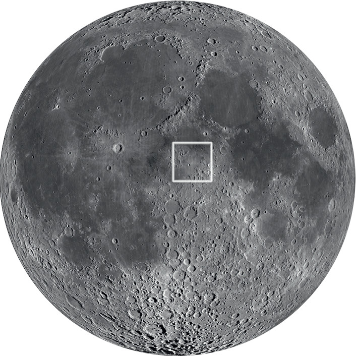 Dwie bruzdy leżą niemal dokładnie na środku Księżyca. NASA