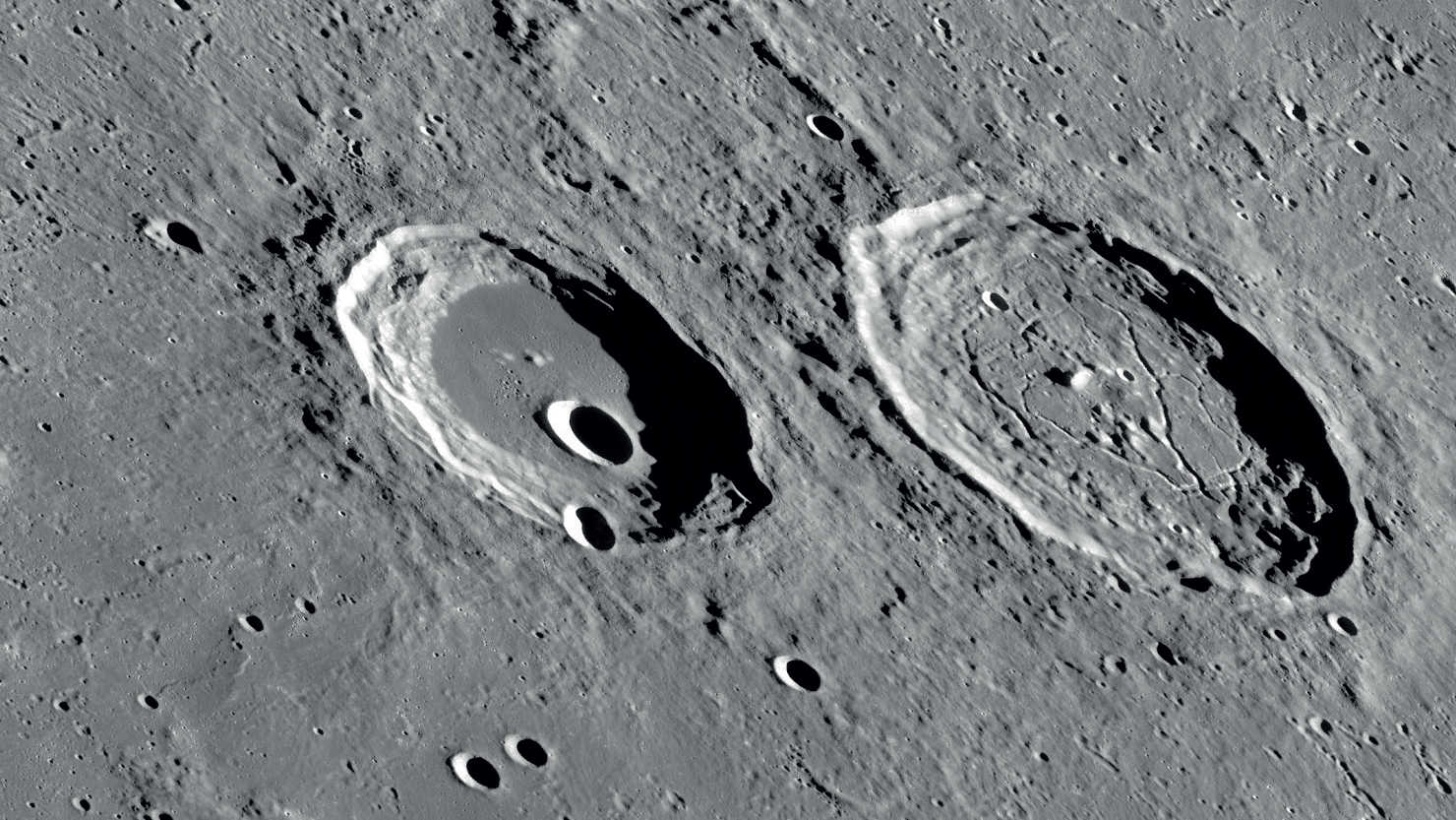 Oba kratery, Atlas i Herkules, bardzo się różnią zewnętrznie. NASA/GSFC/Arizona State University