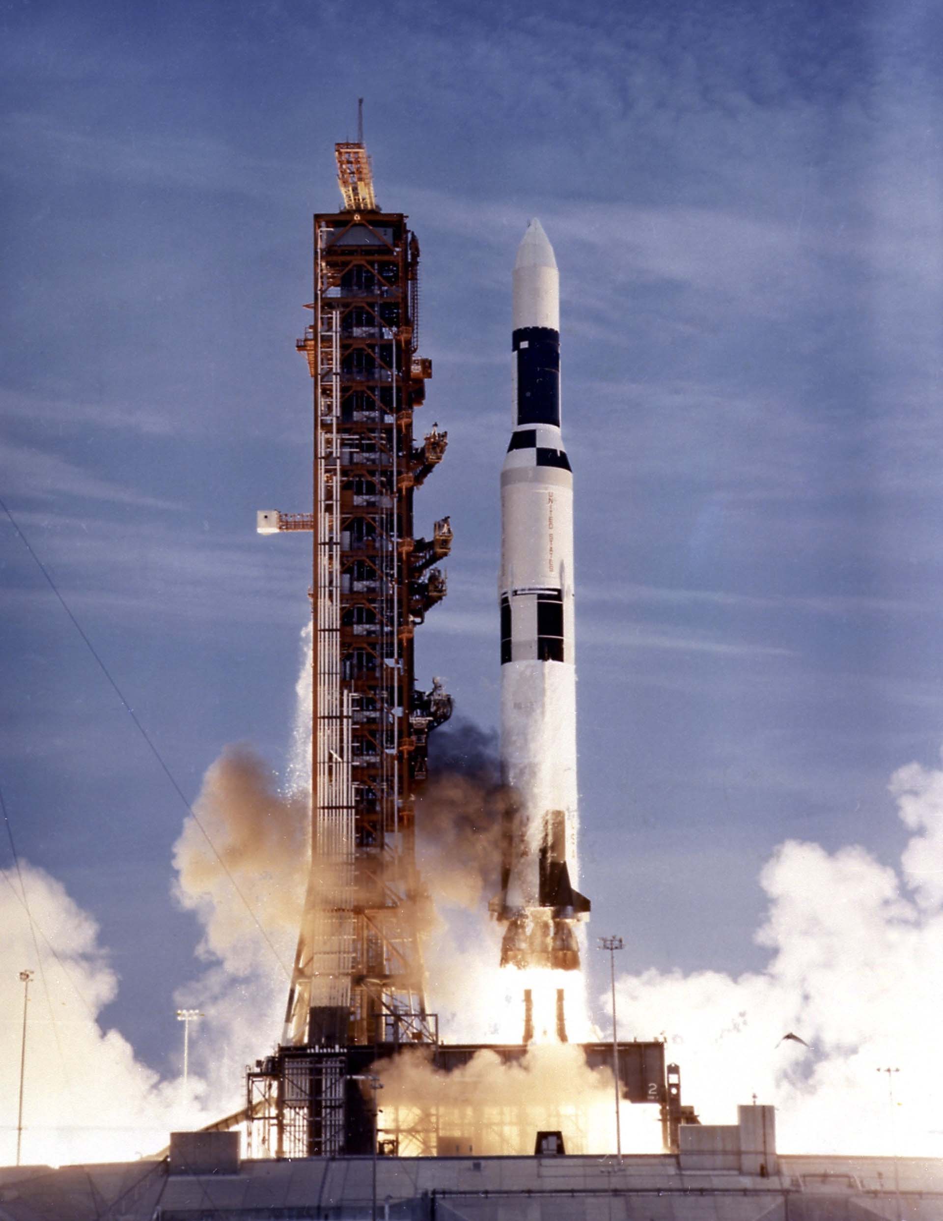 Rakieta Saturn V na rampie startowej