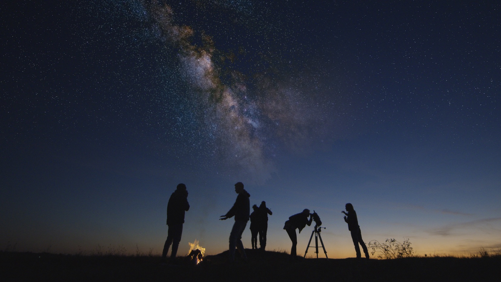 Podziel się cudami nocnego nieba z przyjaciółmi i rodziną. Frame Stock Footage/Shutterstock.com