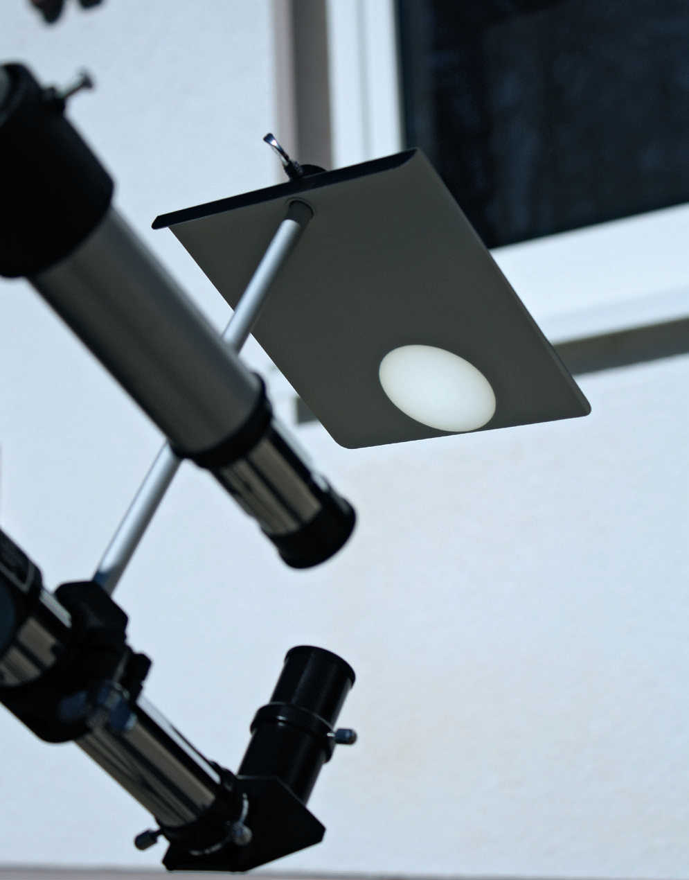 Ekran projekcyjny zamocowany na wyciągu okularowym to bezpieczny metoda obserwacji tranzytu Merkurego. Heiko Mehring