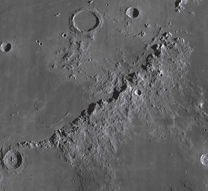 Apeniny to największe pasmo górskie całej widocznej strony Księżyca. NASA/GSFC/Arizona State University