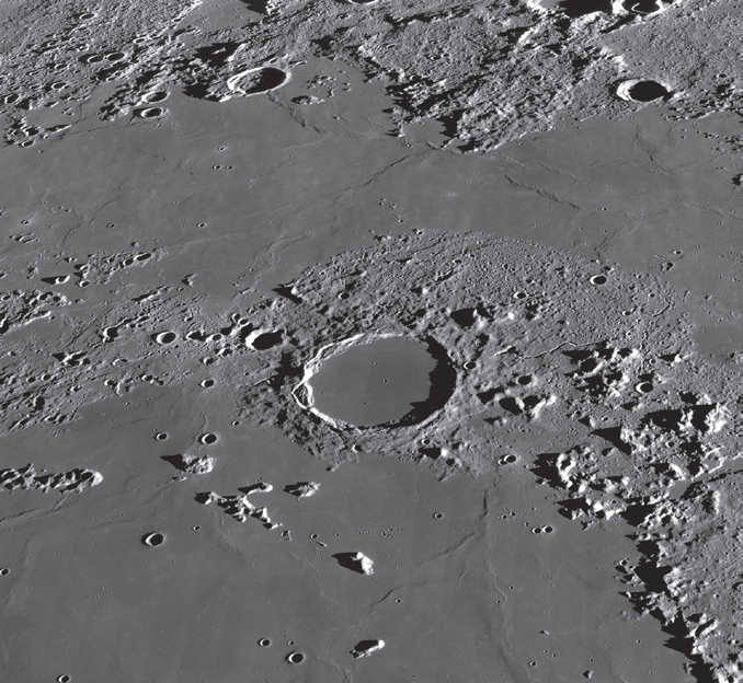 Krater Plato jest całkowicie zalany lawą. NASA/GSFC/Arizona State University