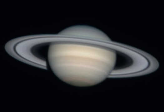 W teleskopie o aperturze 80mm wyraźnie widać pierścień A i B. Są one oddzielone od siebie ciemną Przerwą Cassiniego. Mario Weigand
