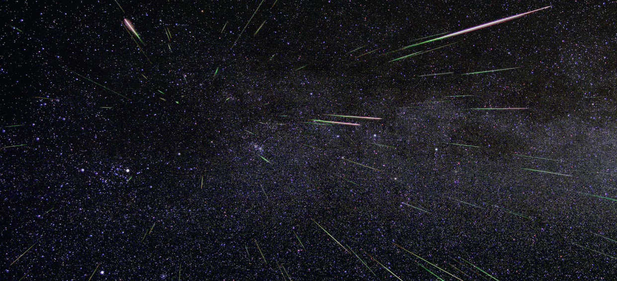 Meteory z roju Perseidów w roku 2009. "Spadające gwiazdy" zdają się wylatywać z jednego punktu. NASA/JPL
