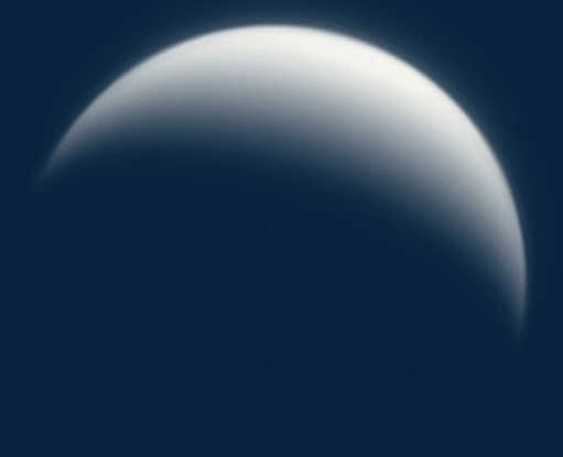 Zdjęcie zmniejszającego się sierpa Wenus na dziennym niebie. Mario Weigand