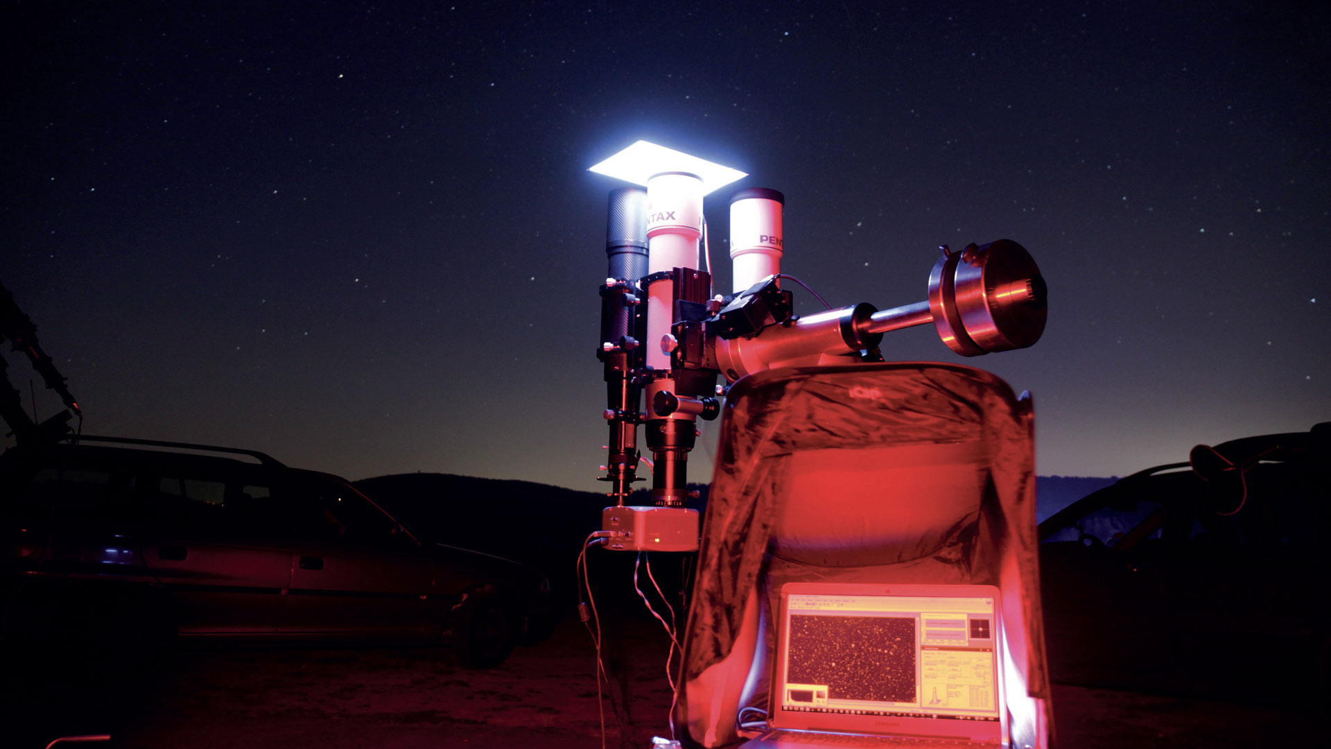Przygotowywanie flata za pomocą folii świecącej umieszczonej przed obiektywem teleskopu. M.Weigand