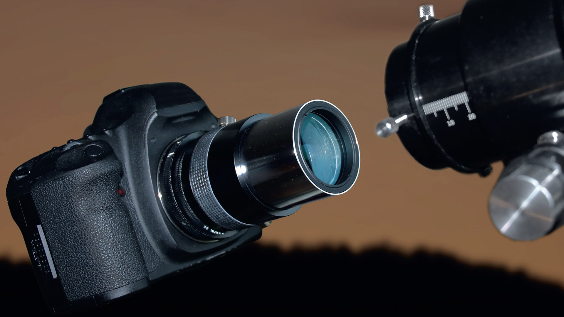 Reduktor to system soczewek skracający ogniskową teleskopu. Dostępne są one w różnych wersjach i z różnymi współczynnikami redukcji. M. Weigand