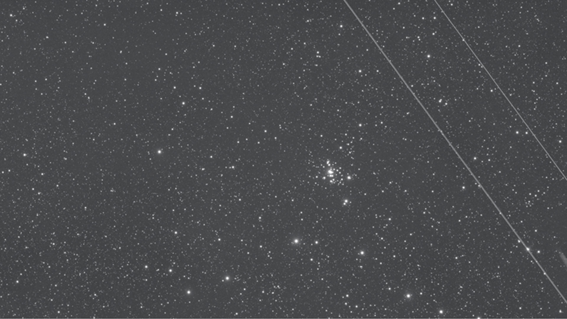 Jakie to denerwujące! Ślad lecącego samolotu na 15-minutowej ekspozycji NGC 1501. Czy ta klatka nadaje się jeszcze do wykorzystania? M.Weigand