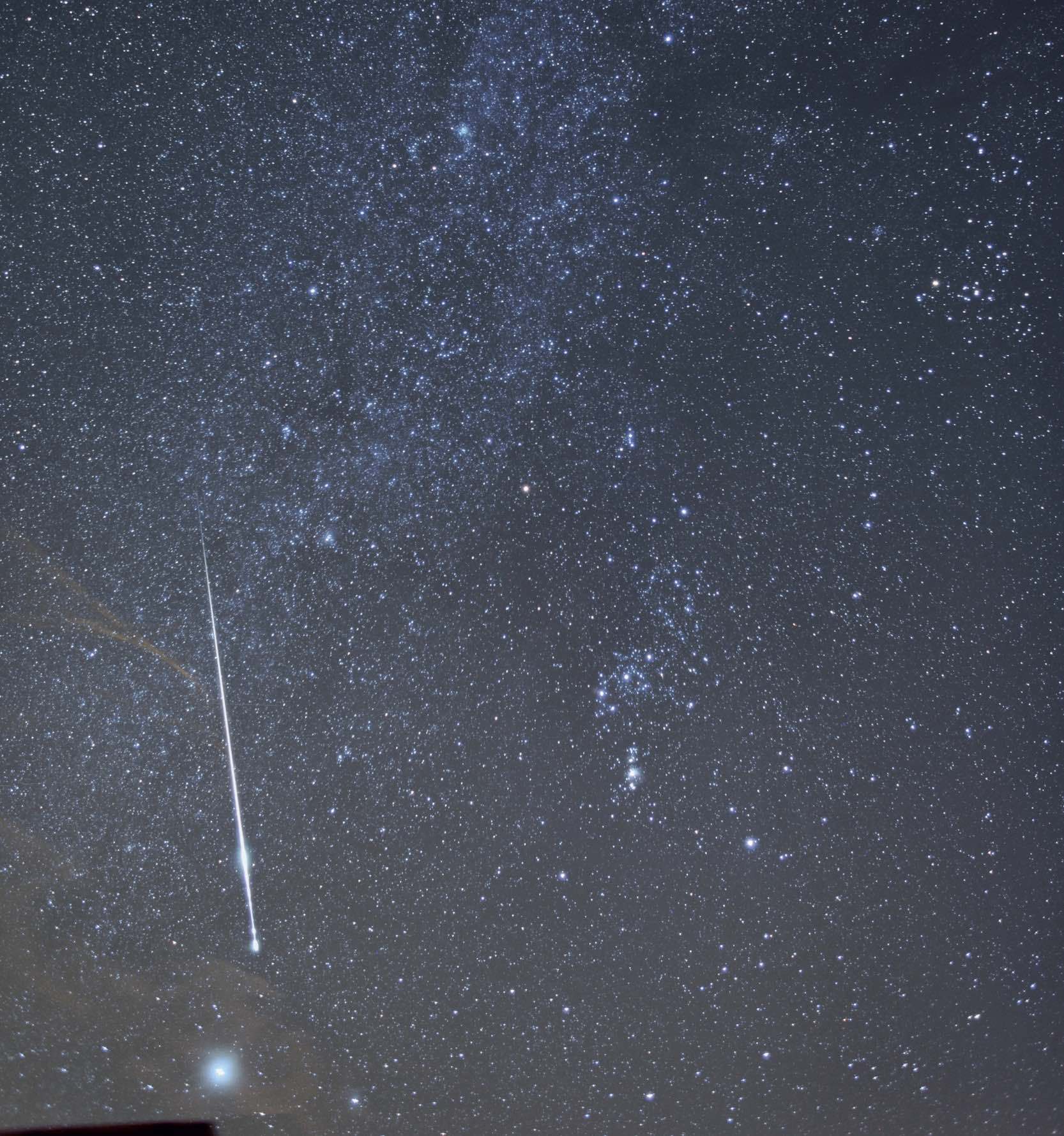 Bardzo jasny meteor w pobliżu gwiazdozbioru Oriona. Zostawił on nawet niewielki "dymny" ślad widoczny na kolejnych klatkach serii ekspozycji. Dane zdjęcia: Canon EOS 5D Mk II, ISO 800, ogniskowa 24mm, przysłona f/2.2. M. Weigand